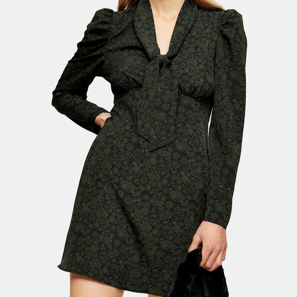 Floral Print Long Sleeve Minidress
TOPSHOP Size 8 - Never worn - Picture 4 of 9